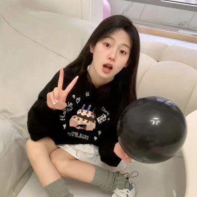 灰天鹅绒上的四只苍蝇